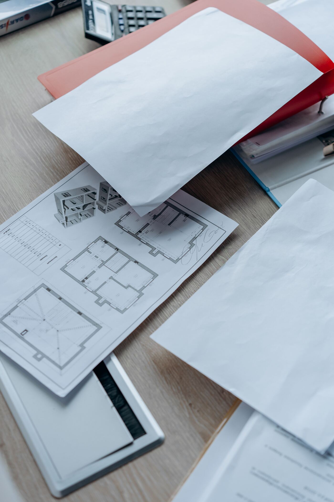 Architekturpläne, Grundrisse und Projektunterlagen auf einem Schreibtisch